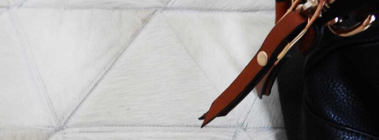 White Kata triangles Patchwork Cowhide Rug with leather shoulder bag