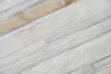Detalle de alfombra de cuero blanco a rayas