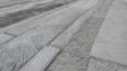 Primer plano de una alfombra de piel de vaca patchwork gris y blanca