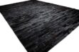 Alfombra de cuero de vaca negra con diseño a rayas