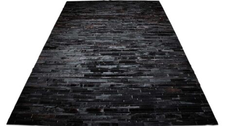 Alfombra de cuero de vaca negra con diseño a rayas