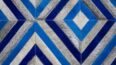 Detalle de nuestra alfombra de cuero de vaca Diamond Patchwork azul y gris