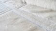 detalle de pelo sobre piel en diseño White mona
