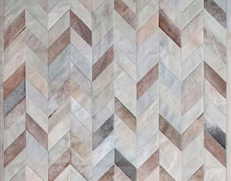 Alfombra de cuero de vaca patchwork Chevron gris topo y rojo